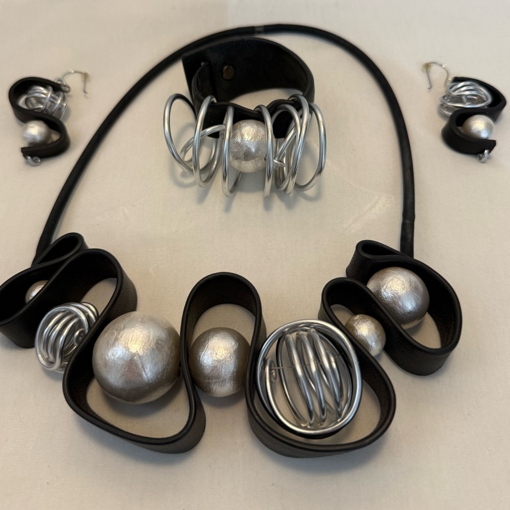 EUC/Worn Once OC Jewelry Blk/Slv/Wht Statement Necklace, Bracelet & Earring Set
